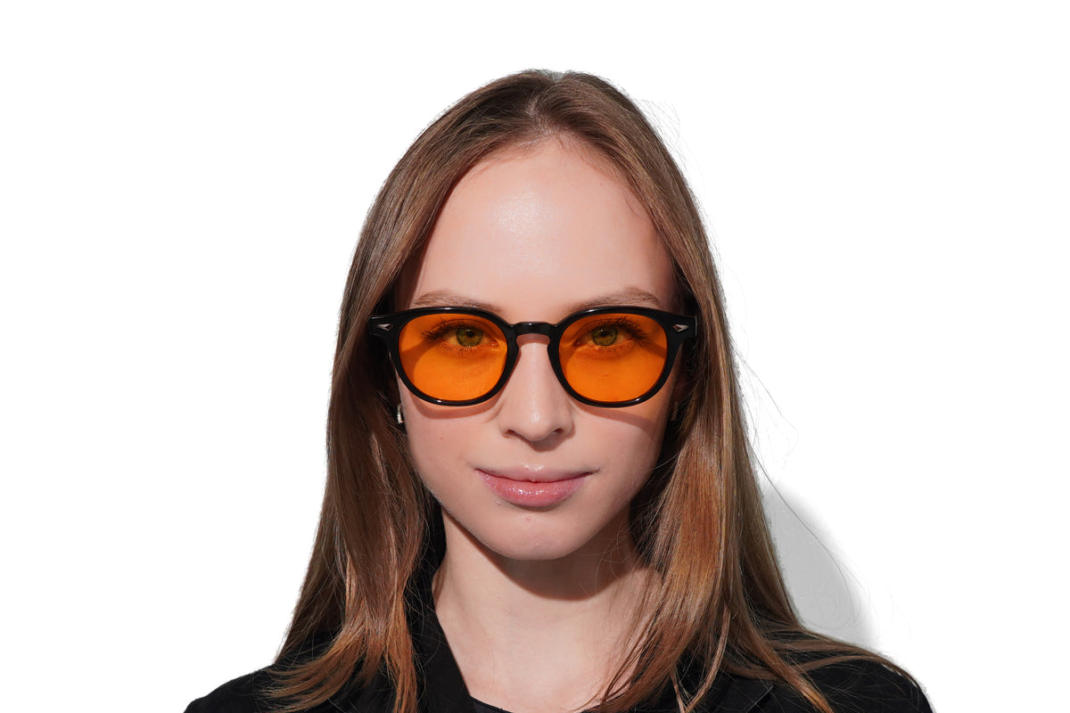 Modelo usando los lentes Nightlight Beau-1-O — Norte Eyewear
