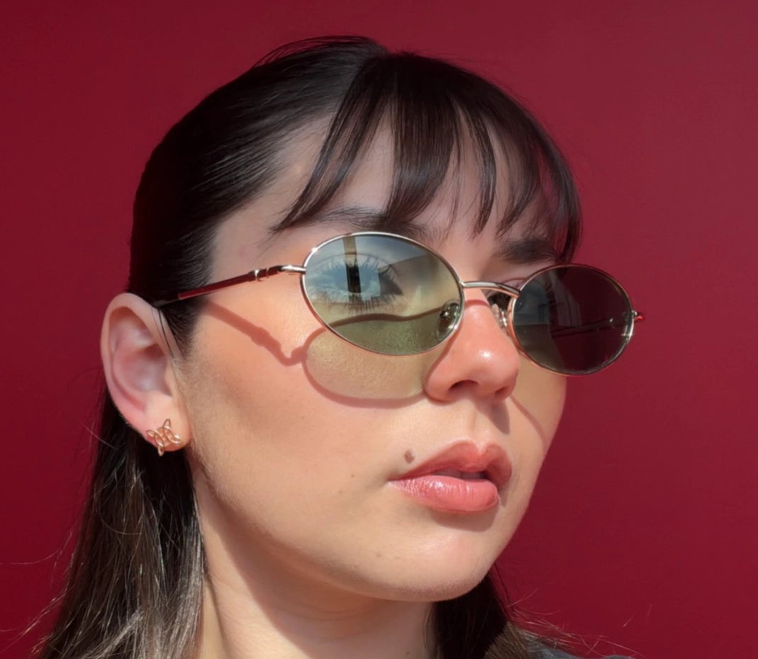 Clienta usando lentes Norte ovalados dorados