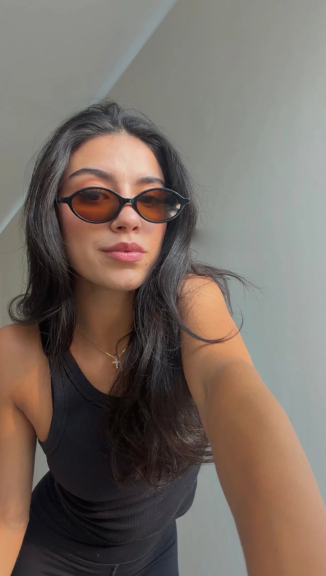 Clienta usando lentes Norte ovalados negros