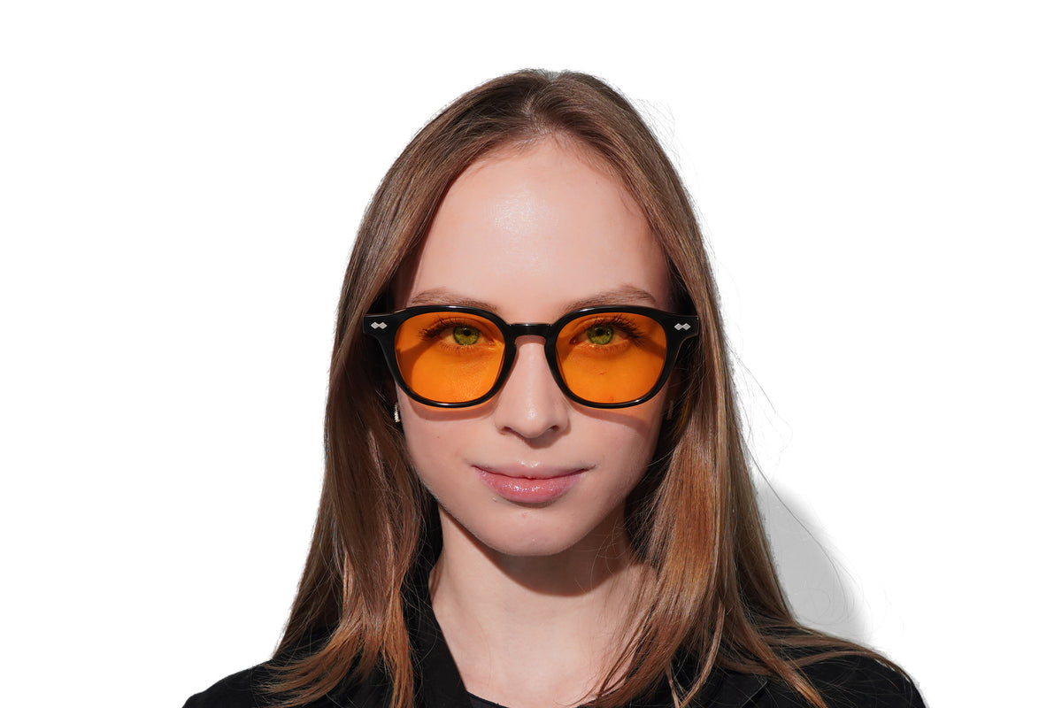 Modelo usando los lentes Nightlight True-1-O — Norte Eyewear
